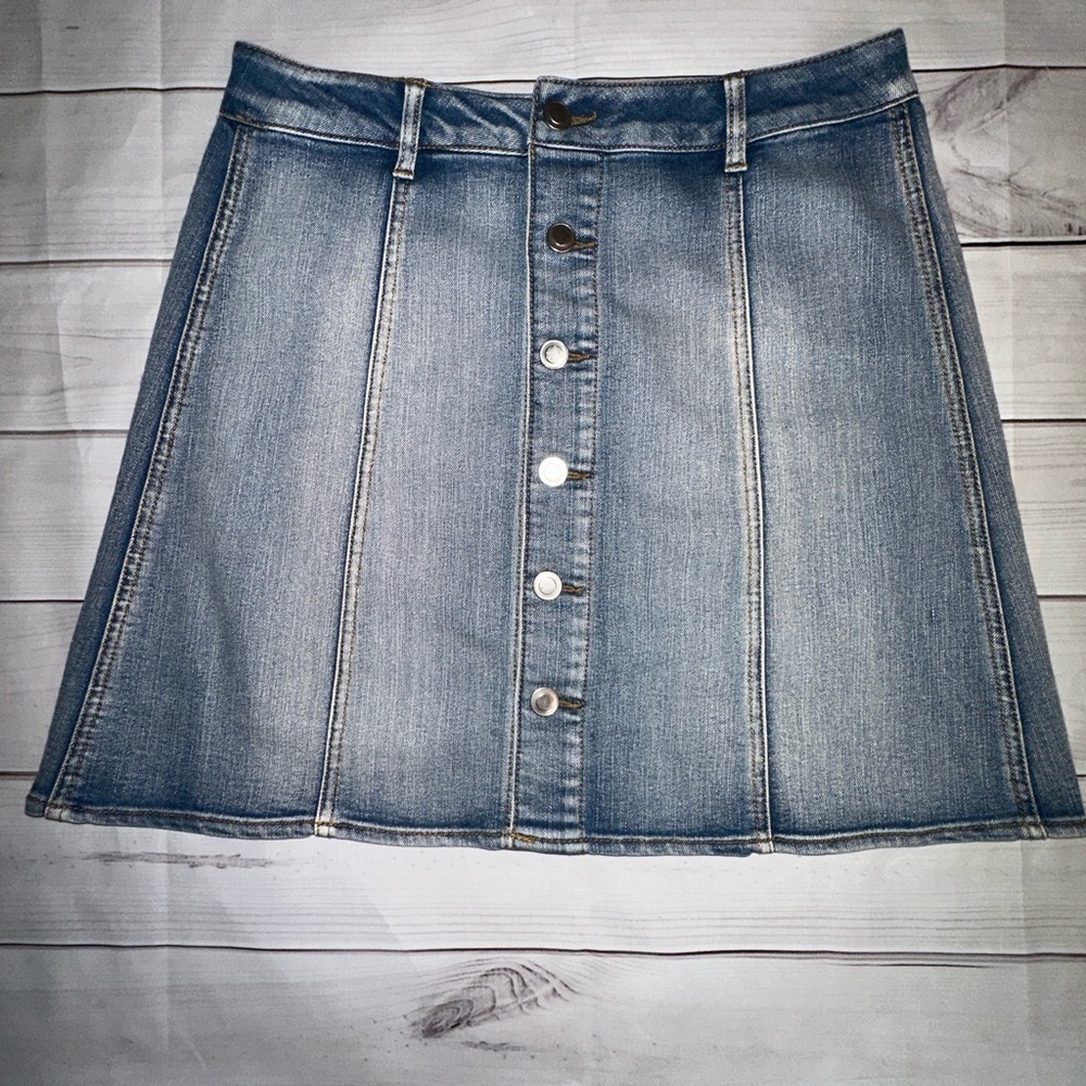Denim Button-Front Skirt Size 4
Casual Wear Summer Lightweight Button Front
